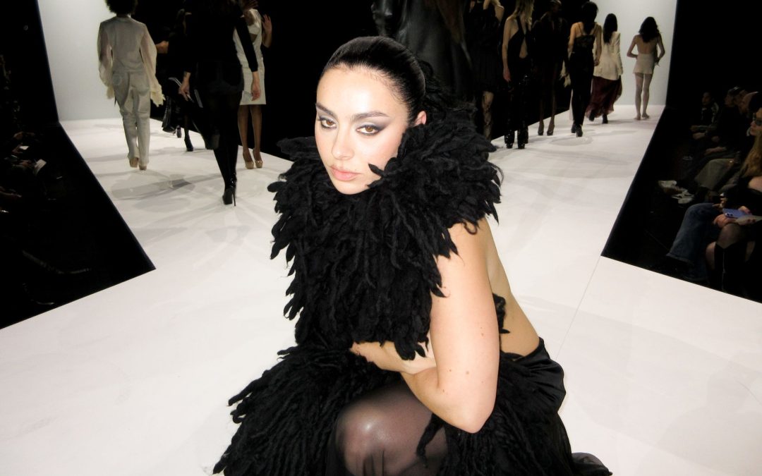Charli XCX objavila novi singl „SS26“: Vizuelni omaž savremenoj modnoj sceni